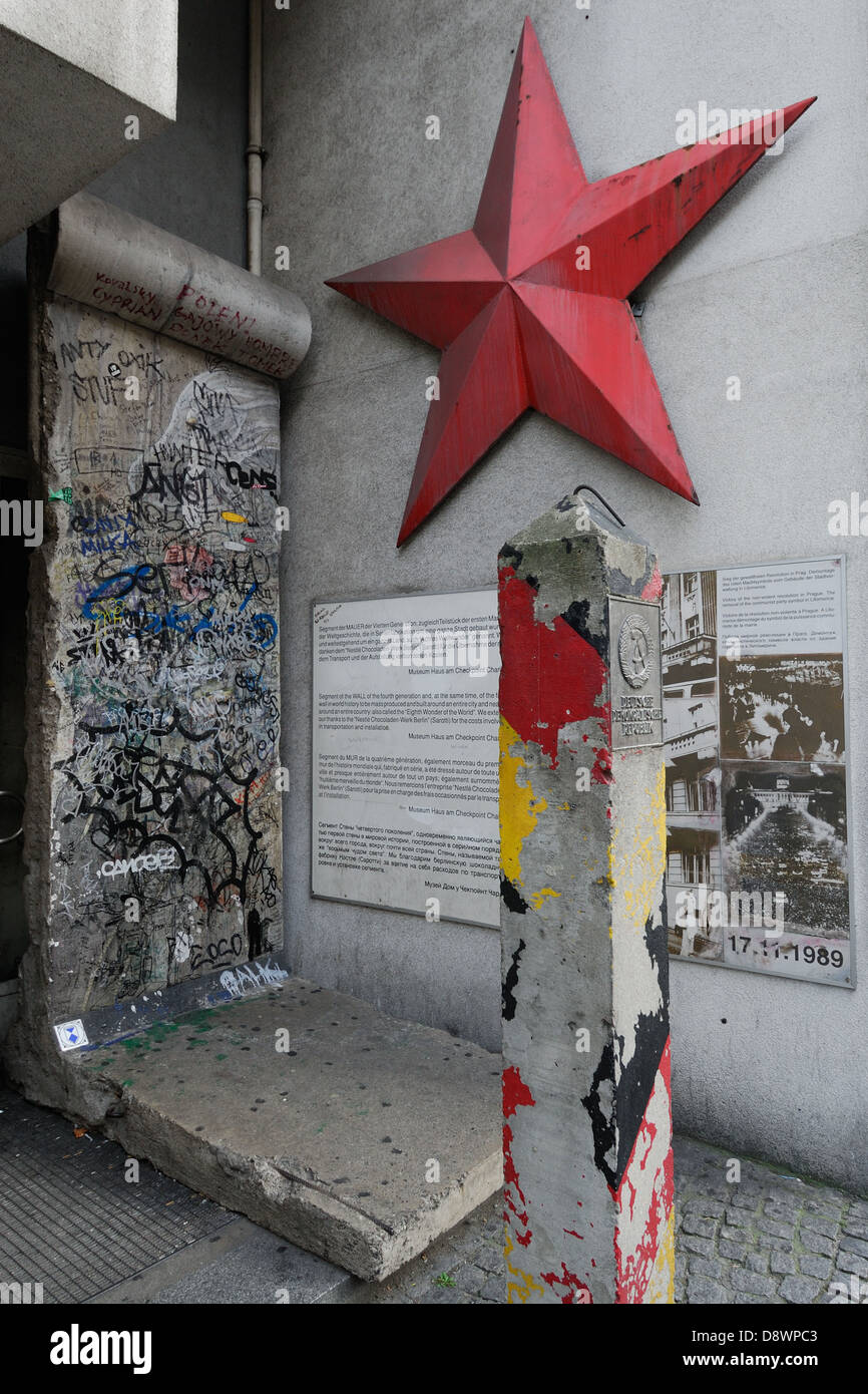 Berlin. Deutschland. Relikte der ehemaligen DDR auf dem Display außerhalb Checkpoint Charlie Museum. Stockfoto