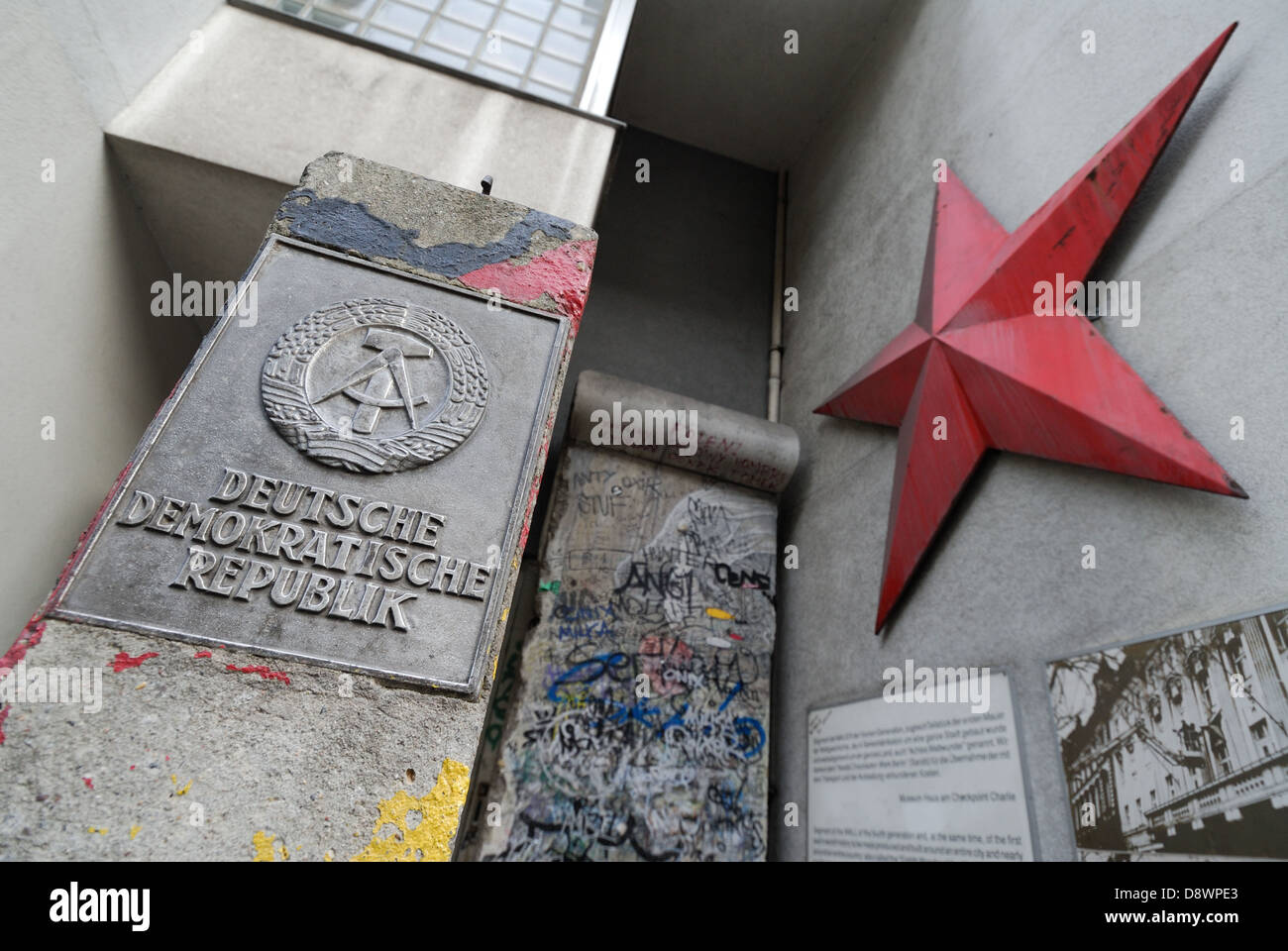Berlin. Deutschland. Relikte der ehemaligen DDR auf dem Display außerhalb Checkpoint Charlie Museum. Stockfoto