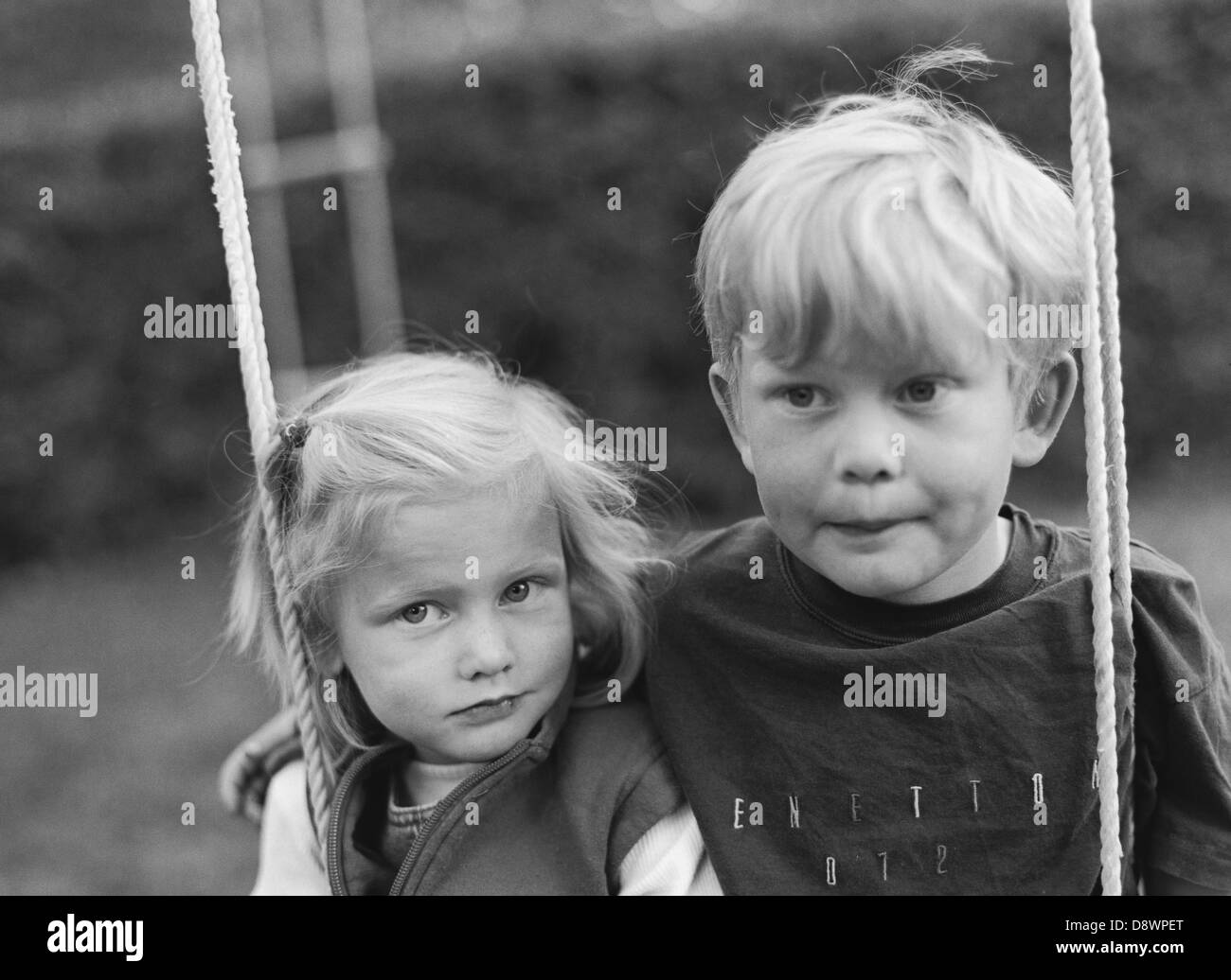 Porträt eines jungen und Mädchen sitzen in einem Schwung. Stockfoto