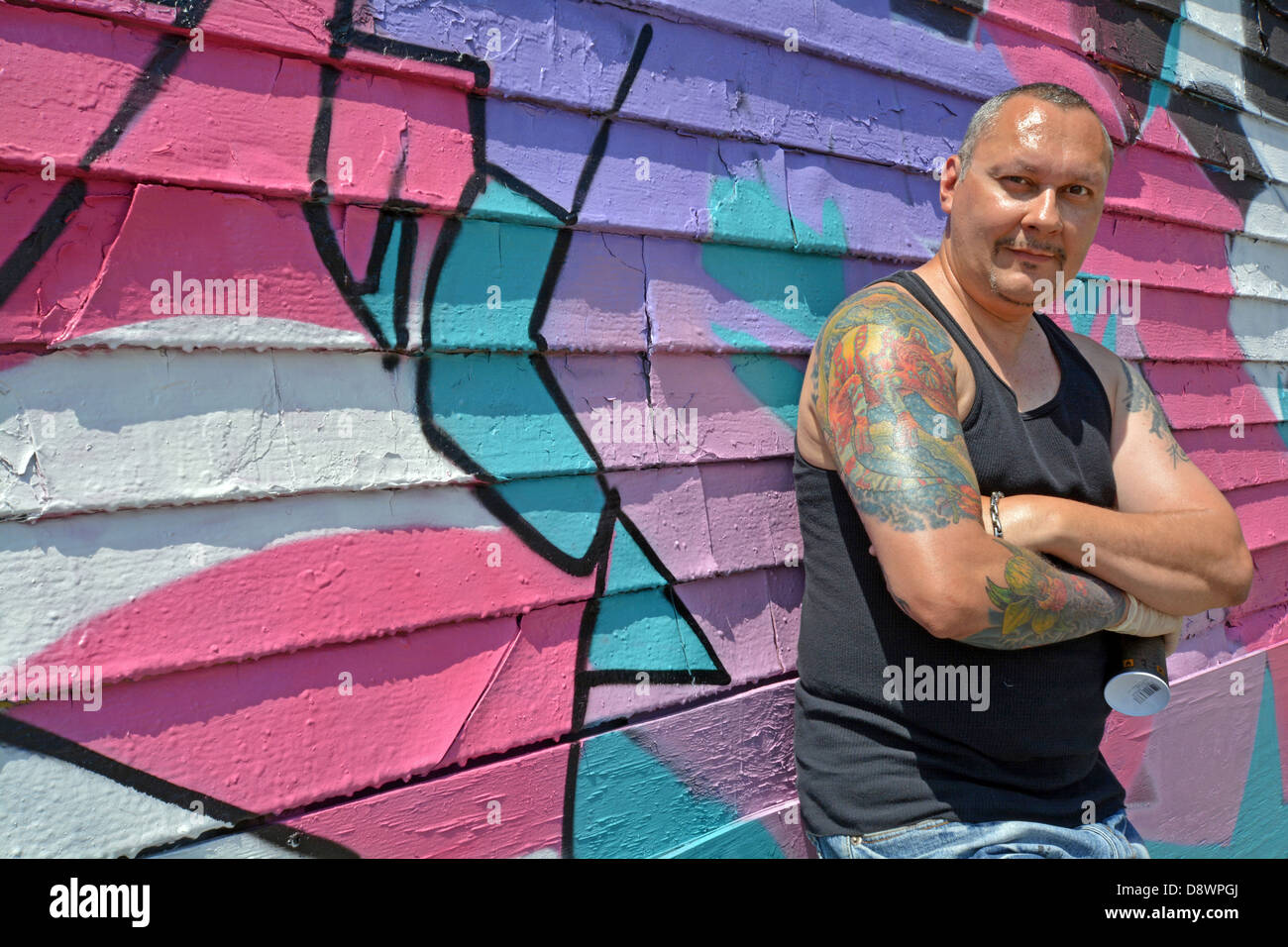 Porträt des Welt-berühmten Graffiti-Künstler vor seiner Arbeit bei 5 Pointz in Long Island City, Queens, New York Stockfoto