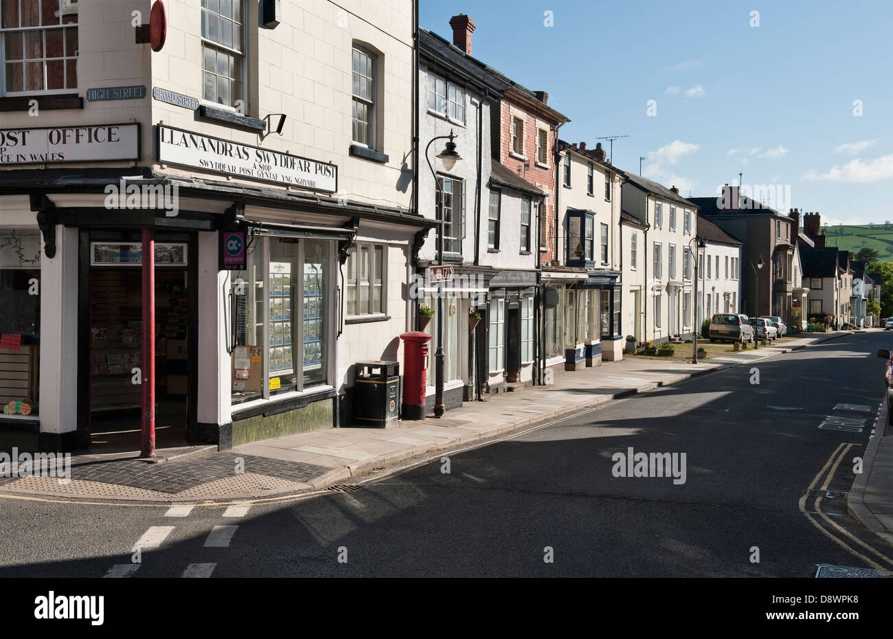 Die ruhige Hauptstraße früh an einem Sommermorgen in der kleinen ländlichen Stadt Presteigne, Powys, Großbritannien, an der Grenze zwischen Wales und England gelegen Stockfoto