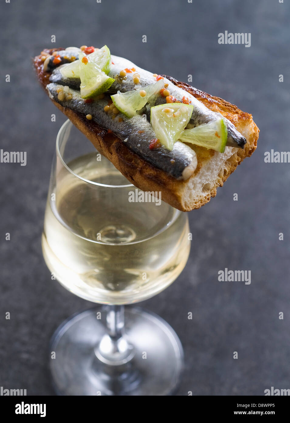 Hering und Kalk Bruschetta Stockfoto