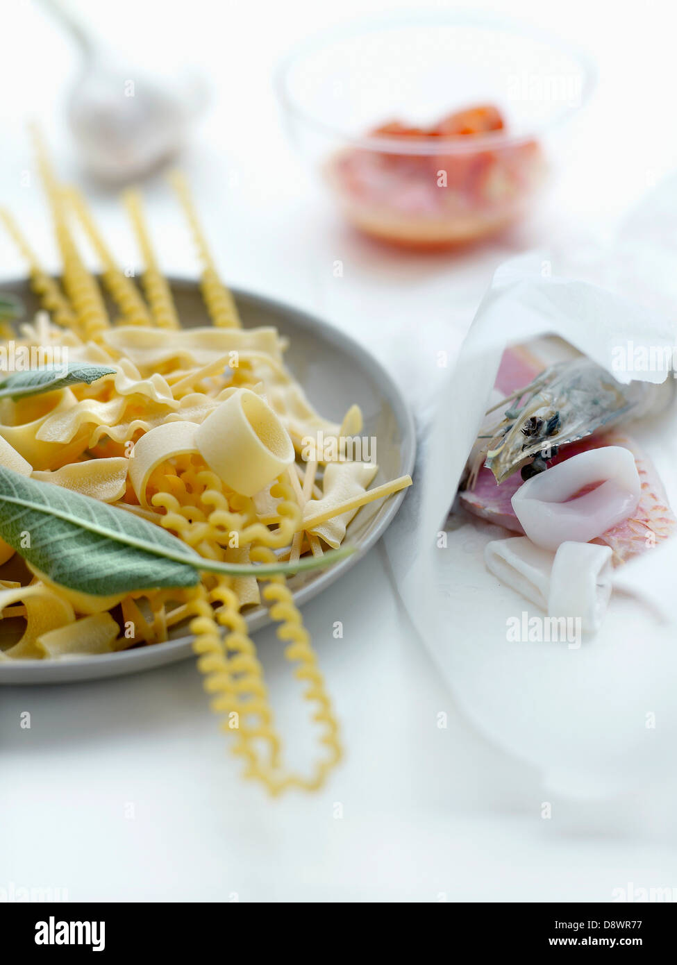 Zutaten für Pasta, Rotbarbe und Schalentiere minestrone Stockfoto