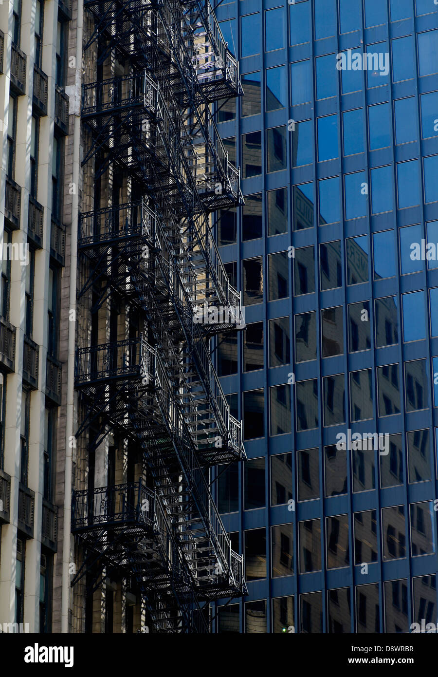 Feuer-Schritte und Wolkenkratzer Fenster Stockfoto