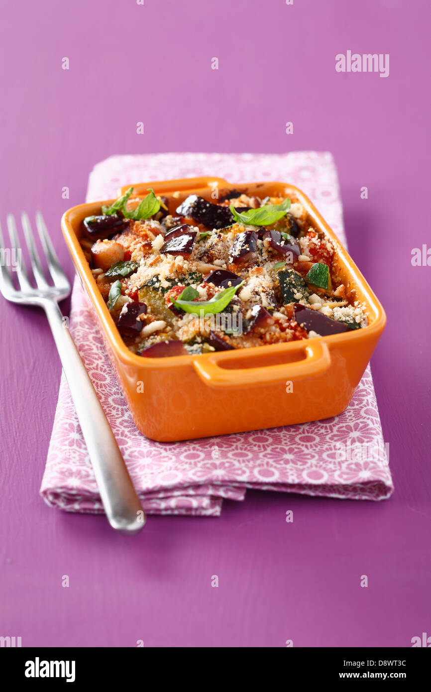 Auberginen, Mozzarella und Tomaten pikante bröckeln Stockfoto