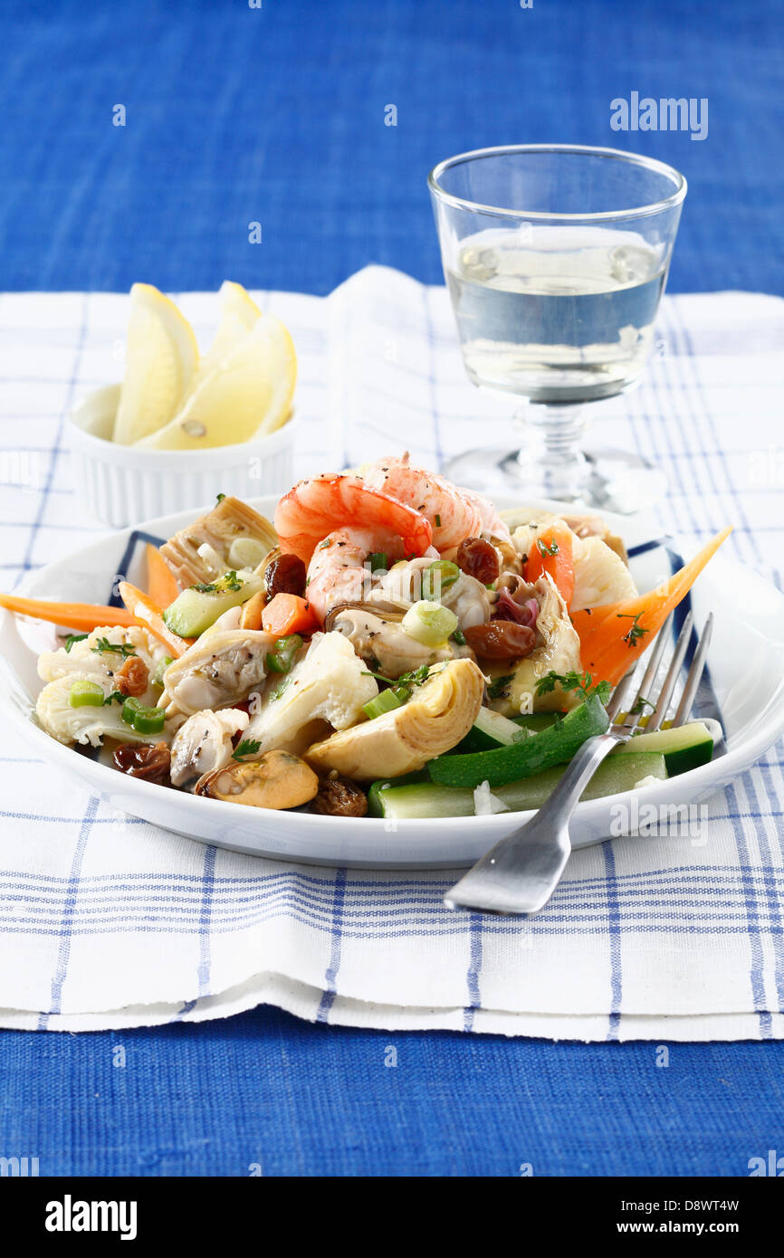 Salat mit Meeresfrüchten und Gemüse Stockfoto