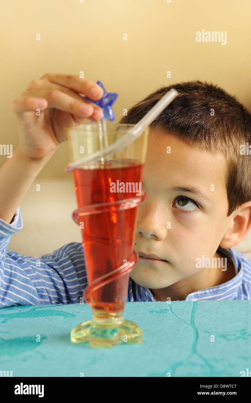 Kleiner Junge mit einem Glas Erdbeer herzliche Stockfoto