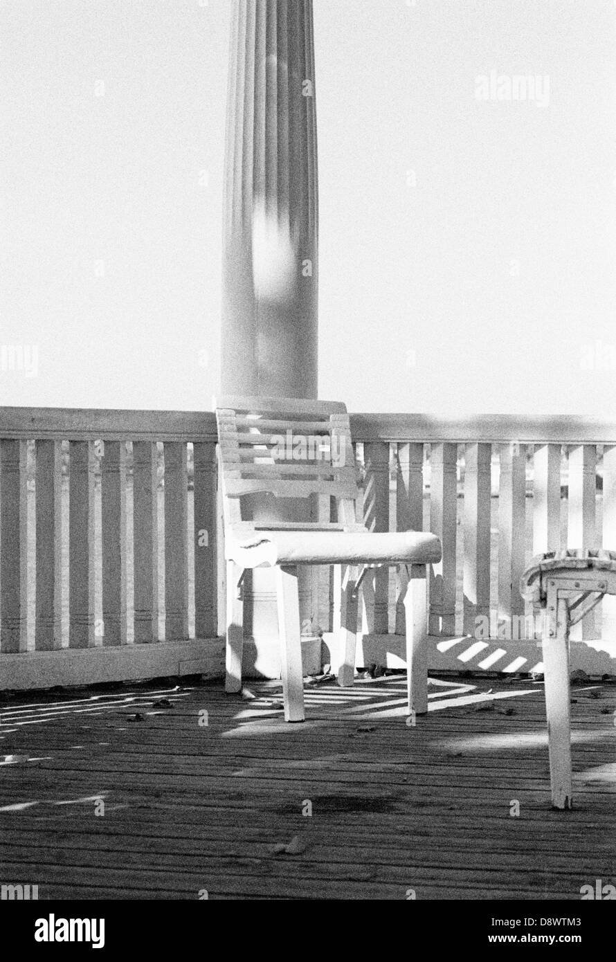Ein Stuhl auf der Terrasse. Stockfoto