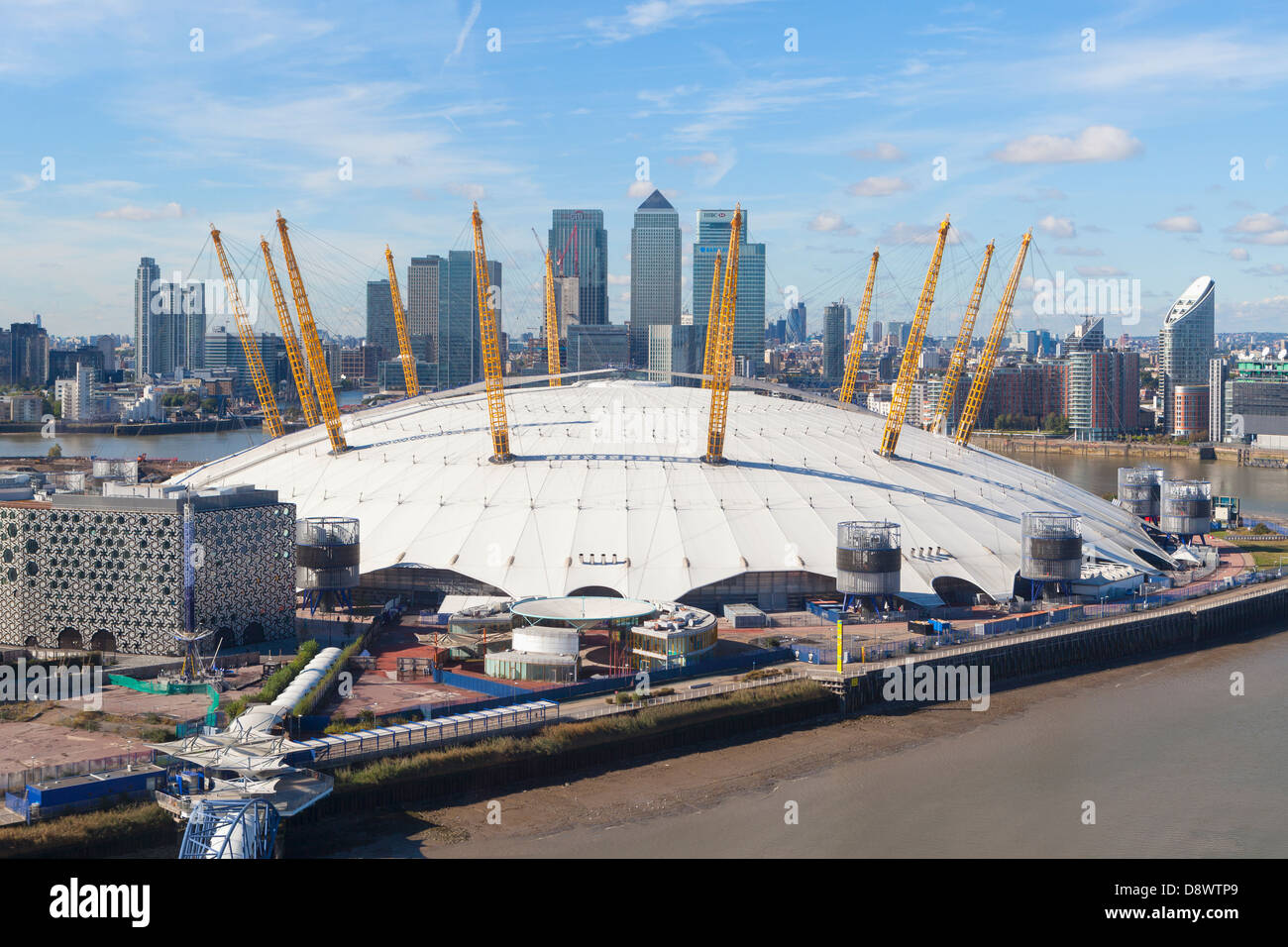 Blick über den Millennium Dome und Canary Wharf, London, England Stockfoto