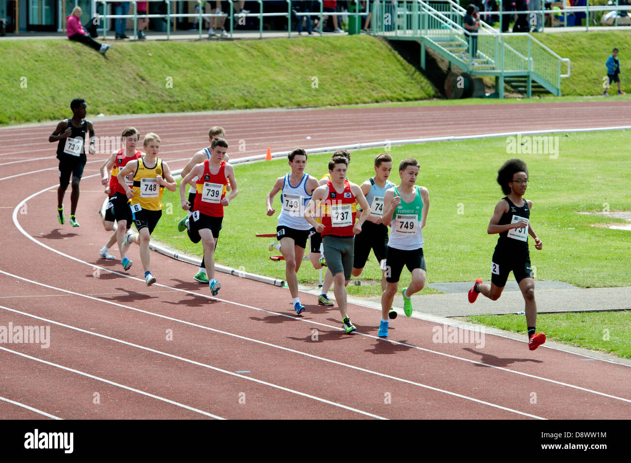 Leichtathletik, jungen im Teenageralter Mittelstrecken Rennen. Stockfoto