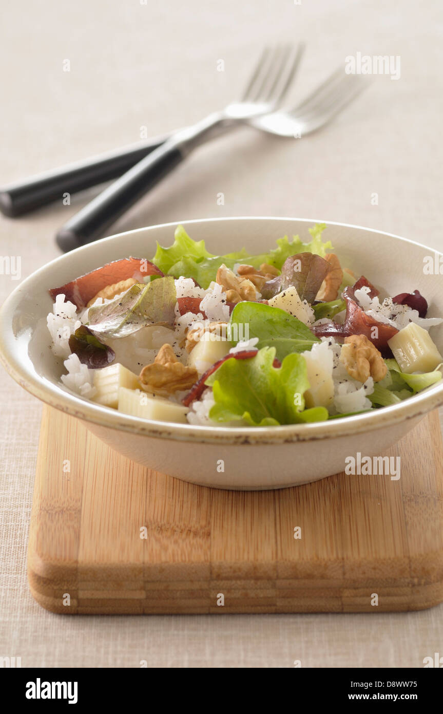 Langkörniger Reissalat mit Bündner Fleisch, Comté, Beaufort und mesclun Stockfoto
