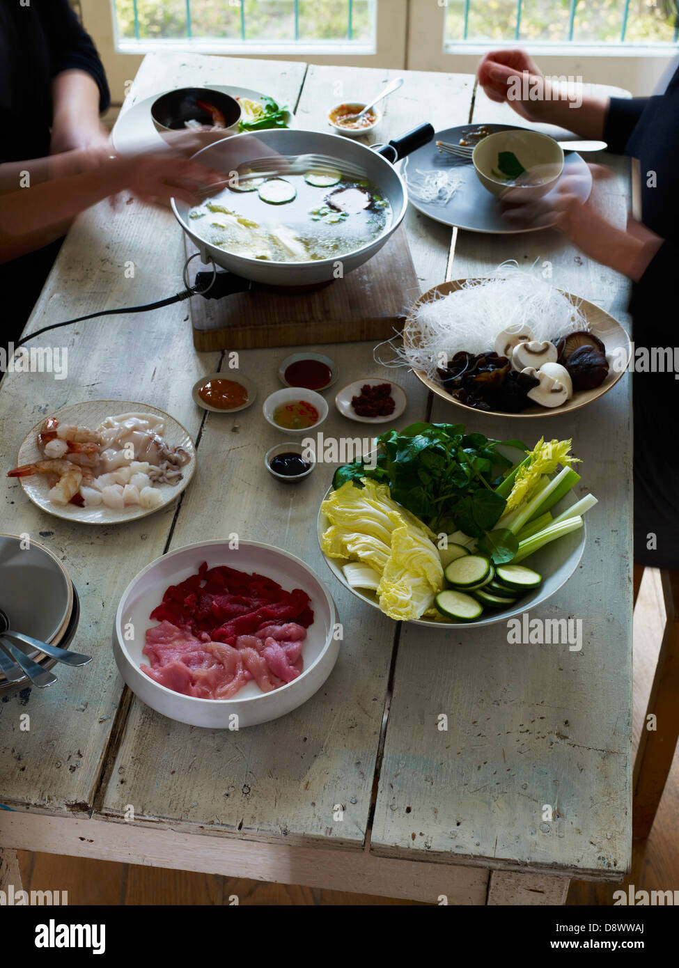 Koreanisch-Fondue auf einem Tisch Stockfoto
