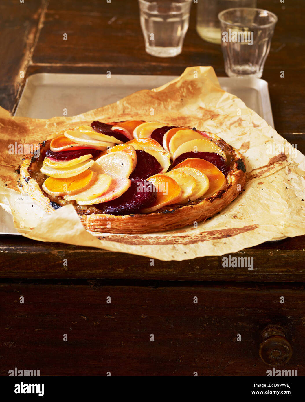 Rote Bete, Rübe und Süßkartoffel herzhafte Torte Stockfoto