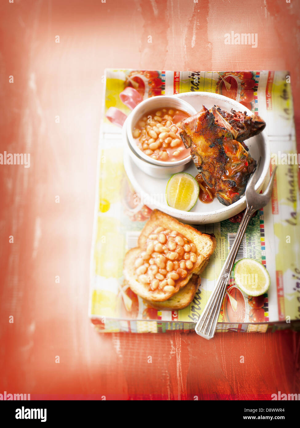 Spare Ribs mit gebackenen Bohnen in Tomatensauce Stockfoto