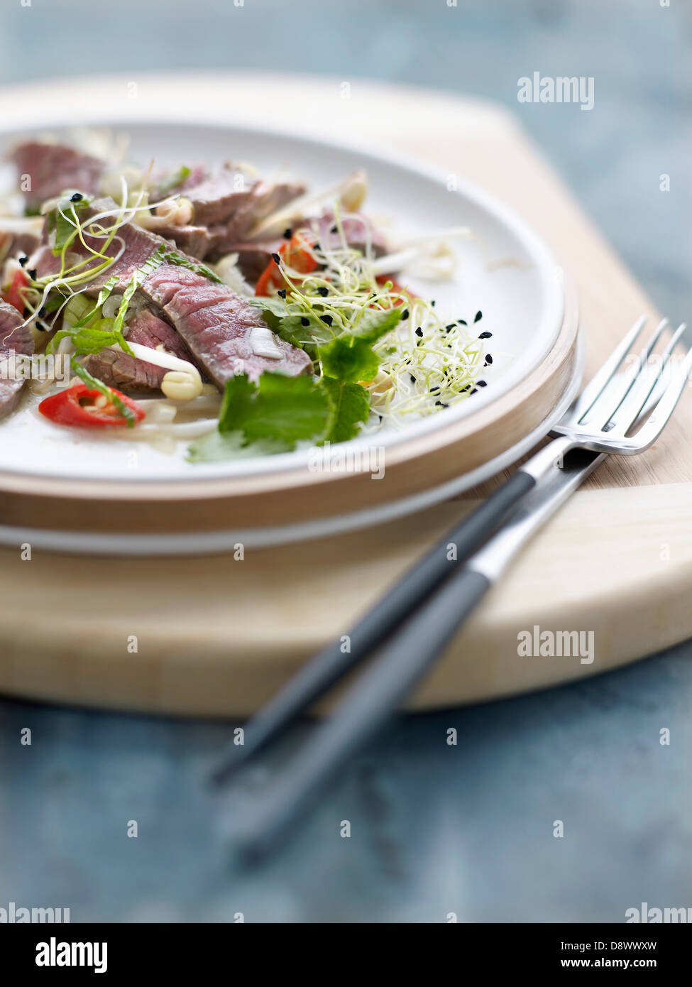Rindfleisch mit Sojabohnensprossen und Alfafa in dünne Scheiben geschnitten Stockfoto