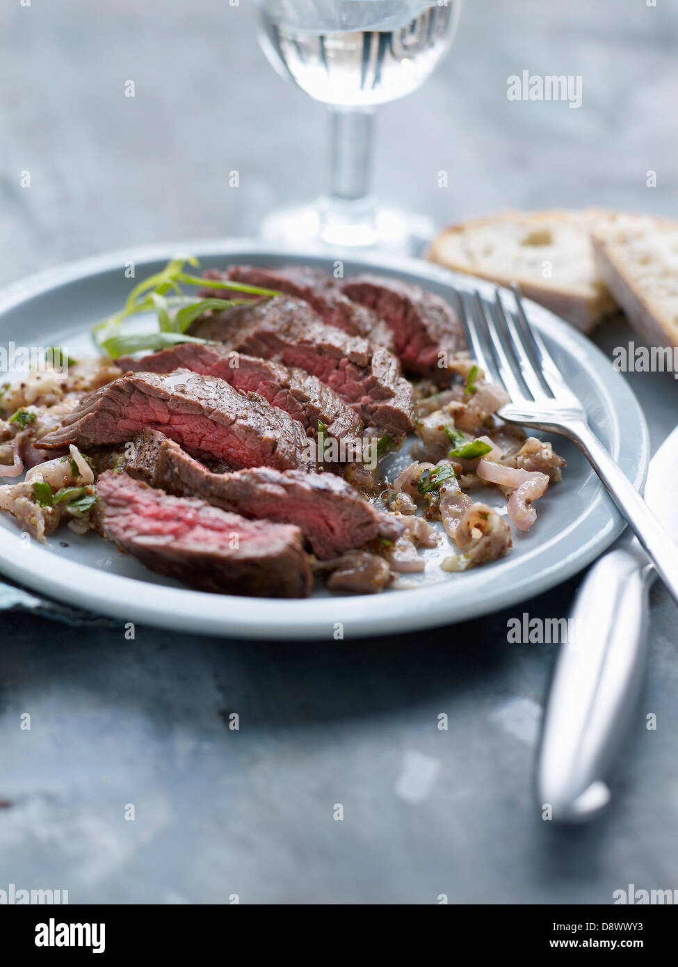 Rinderfilet mit Estragon, Pleurotus Pilze und Zwiebeln Stockfoto