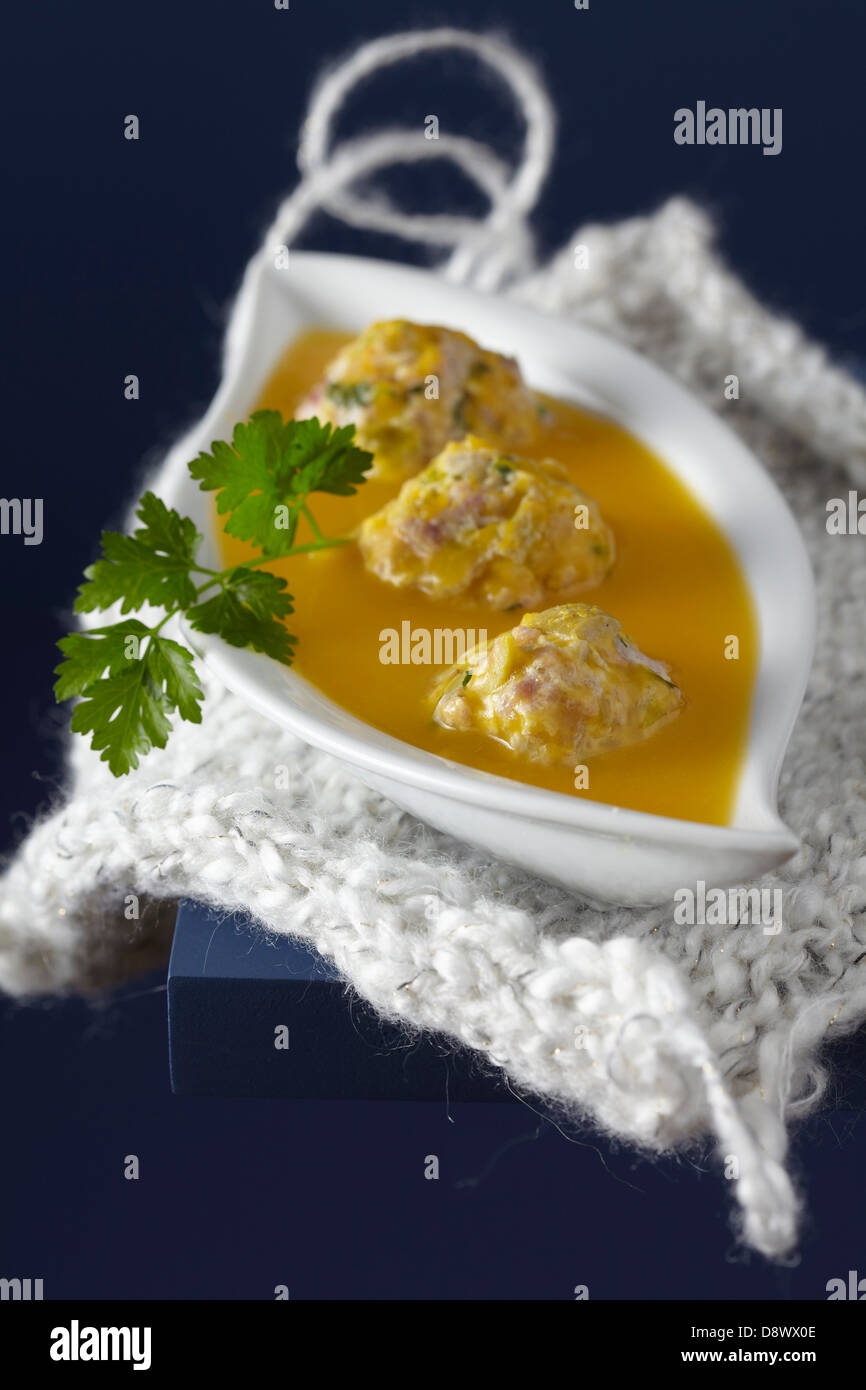 Butternut-Kürbis-Suppe mit grünen Oliven Frikadellen Stockfoto