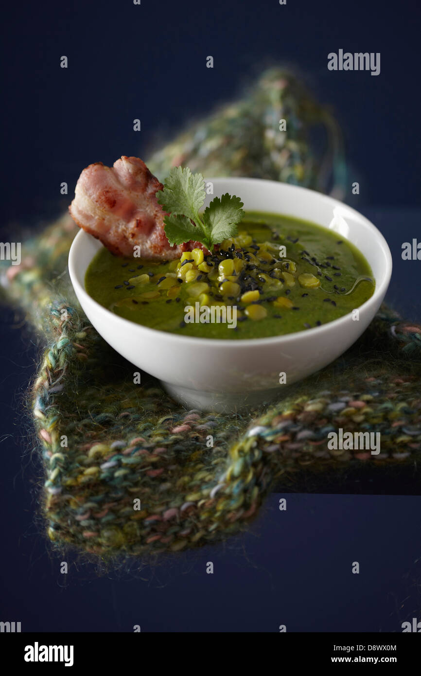 Erbsensuppe mit schwarzem Sesam und Speck Stockfoto