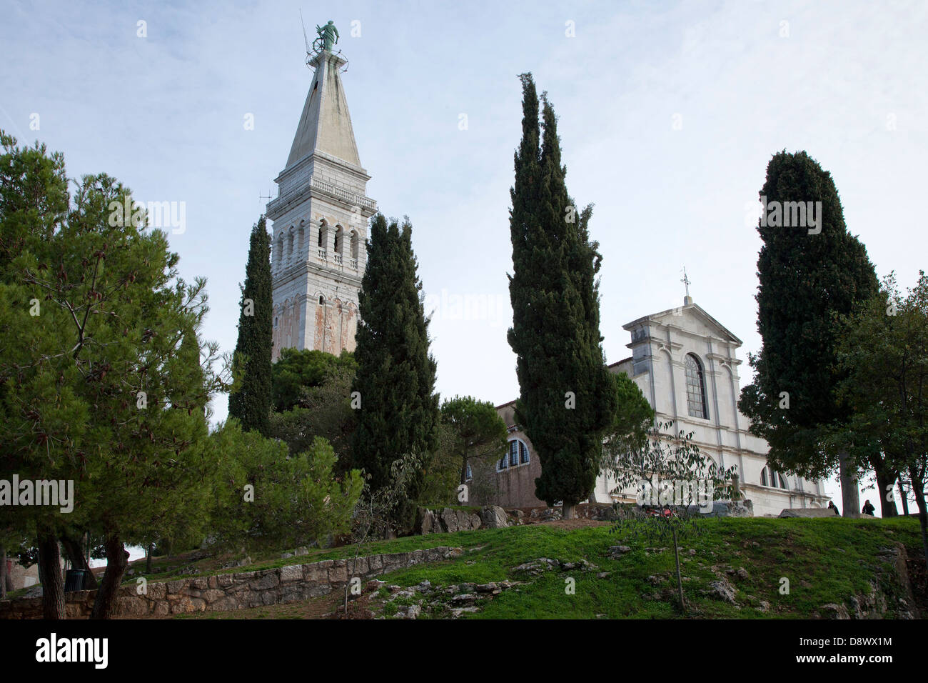 Die Kathedrale der Heiligen Euphemia erhebt sich hoch über Rovinj, Kroatien. Stockfoto