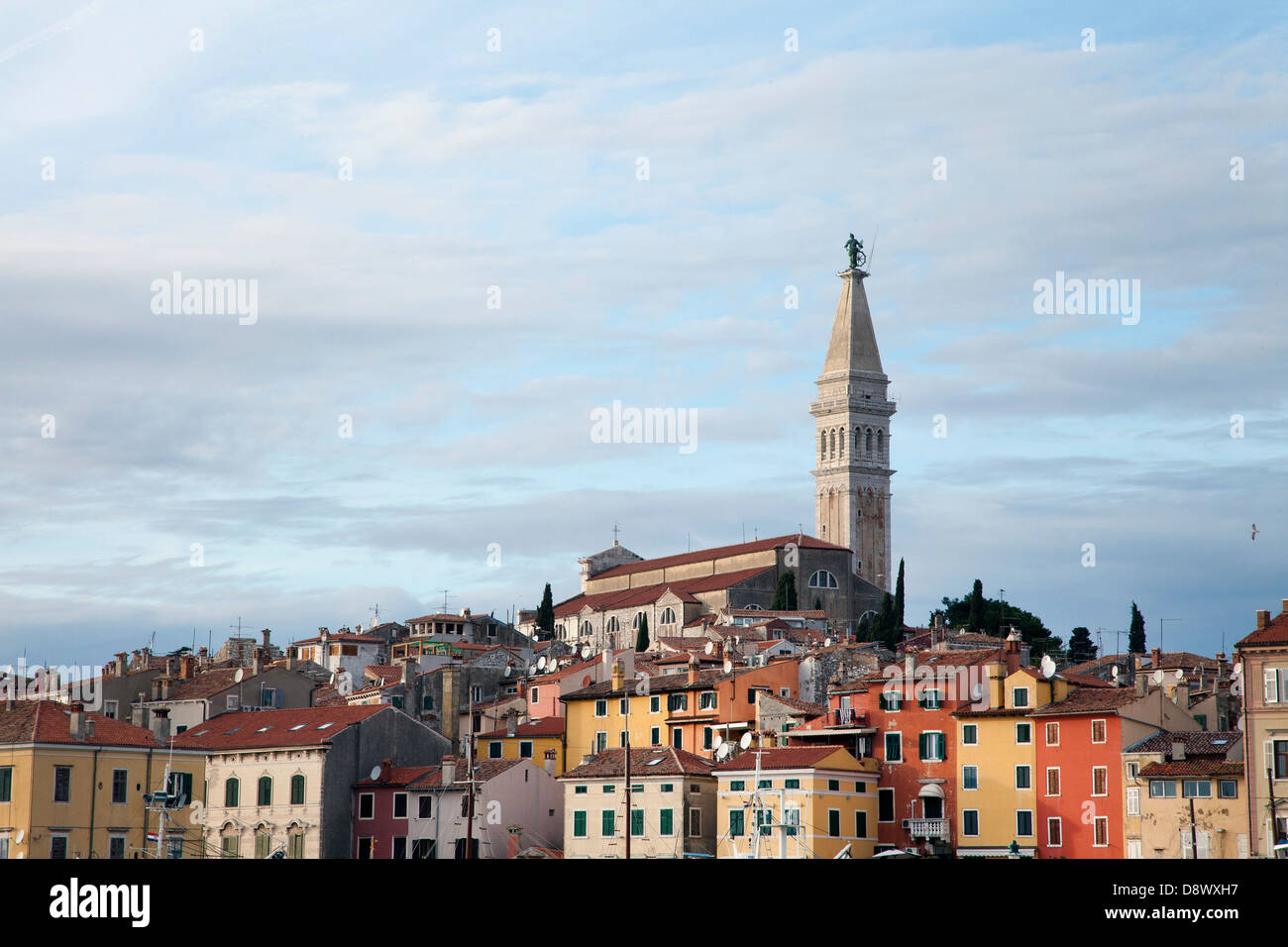Anzeigen der alten Stadt und die Kathedrale der Heiligen Euphemia aus über den Hafen in Rovinj, Kroatien. Stockfoto