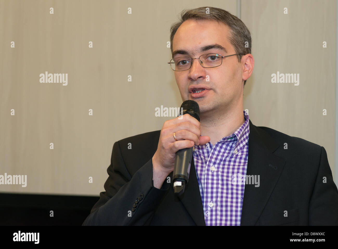 Moskau, Russland. 5. Juni 2013. Konstantin Tamirov, Brand Director bei Anheuser-Busch InBev, Oleg Tinkov Pressekonferenz präsentiert neue Tinkoff Bier. Moskau, 5. Juni 2013 Credit: Alexander Stzhalkouski/Alamy Live-Nachrichten Stockfoto