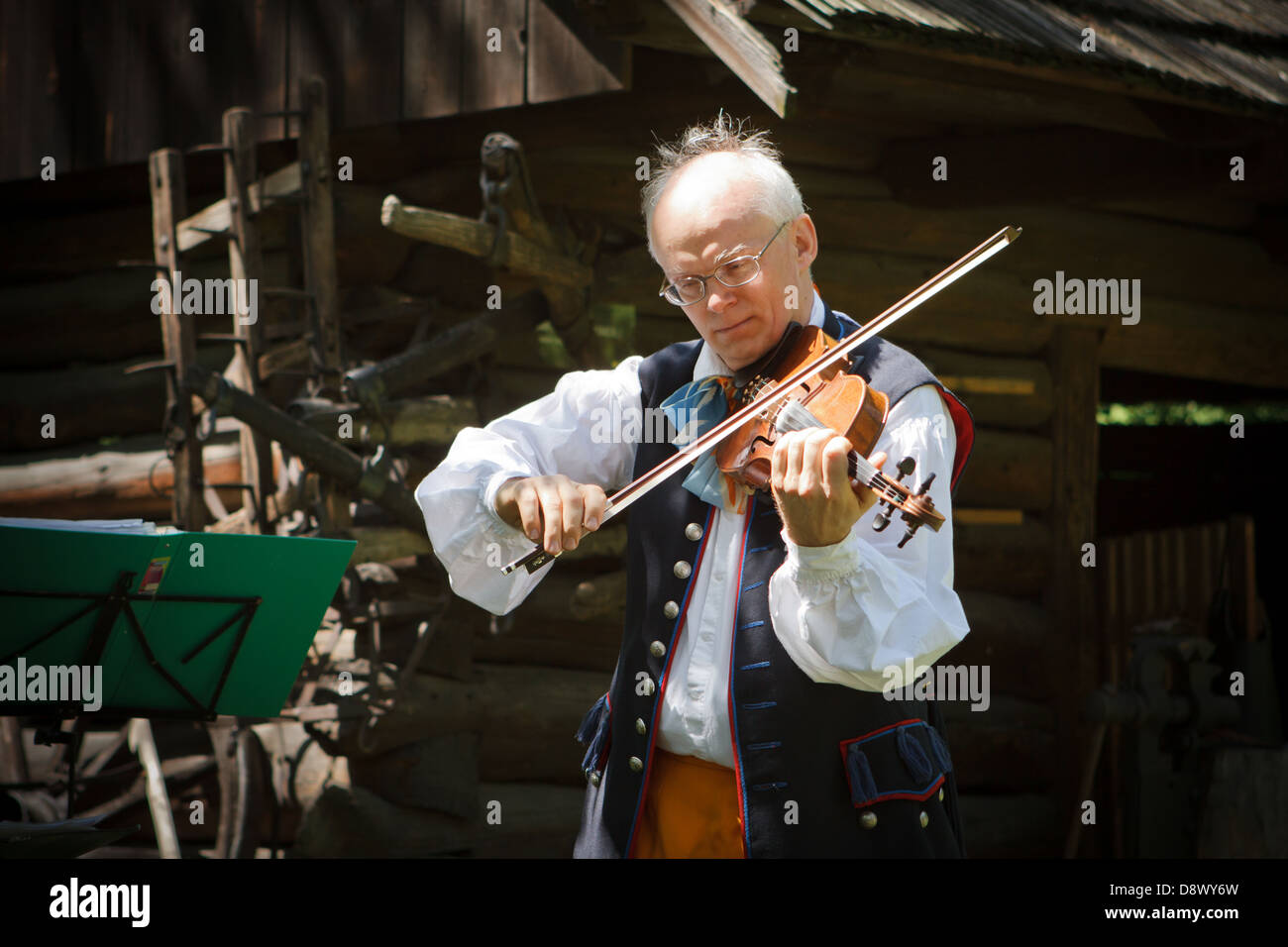 Folk Geigerspieler während Konzert im oberen schlesischen ethnographische Park. Chorzow/Kattowitz, Polen. Stockfoto