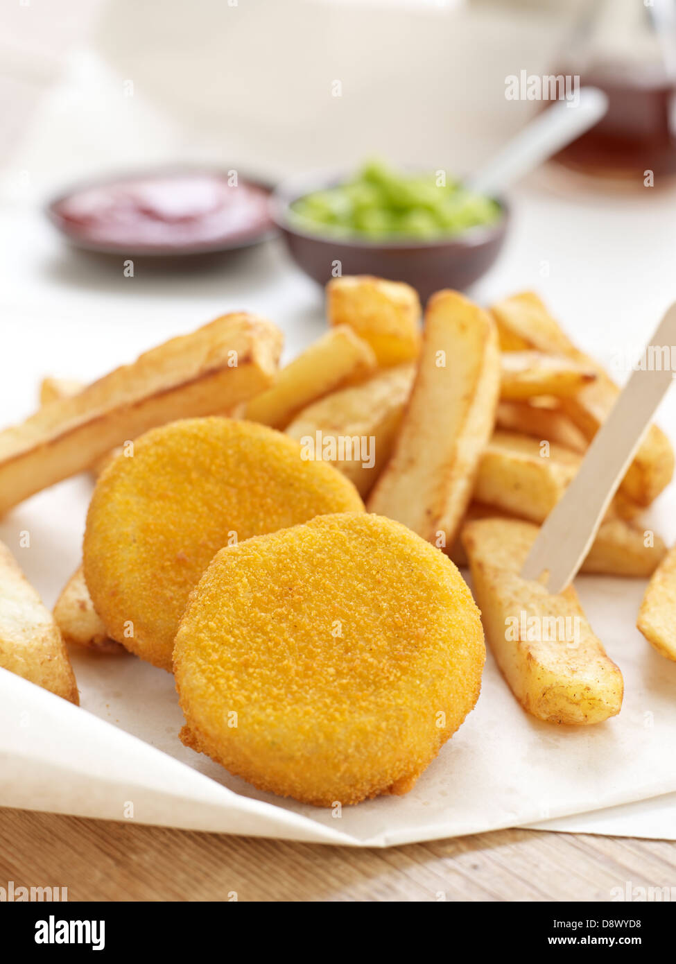 Fischfrikadellen Chips Erbsenpüree Tomate Soße zum Mitnehmen Malzessig Stockfoto