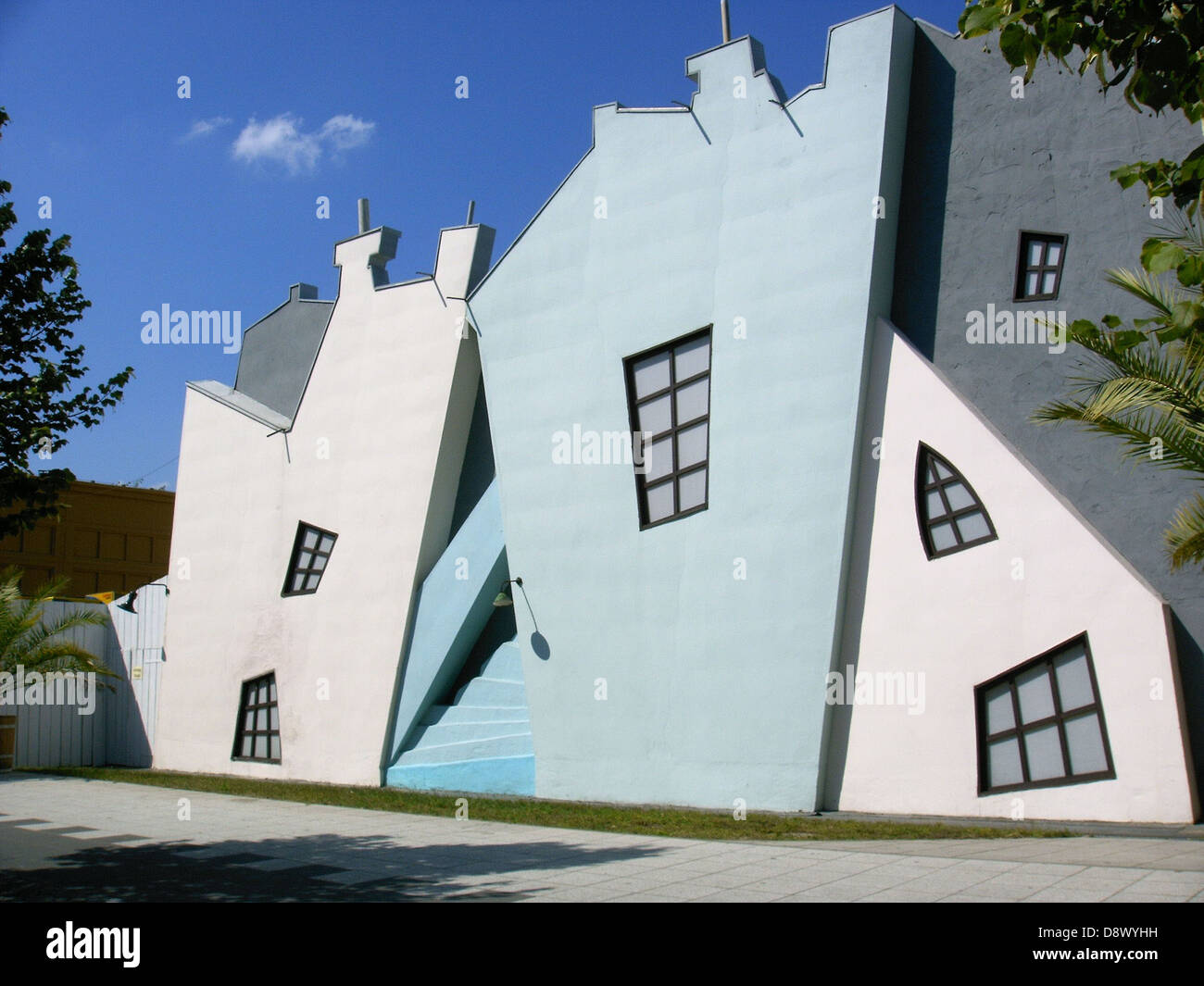 Studio Babelsberg Homes Askew ist eine einzigartige architektonische Entwicklung in der Nähe des berühmten Studio Babelsberg in Deutschland. Das Design zeichnet sich durch moderne, asymmetrische Elemente aus, die einen innovativen Wohnraum in unmittelbarer Nähe zum Studio schaffen. Stockfoto