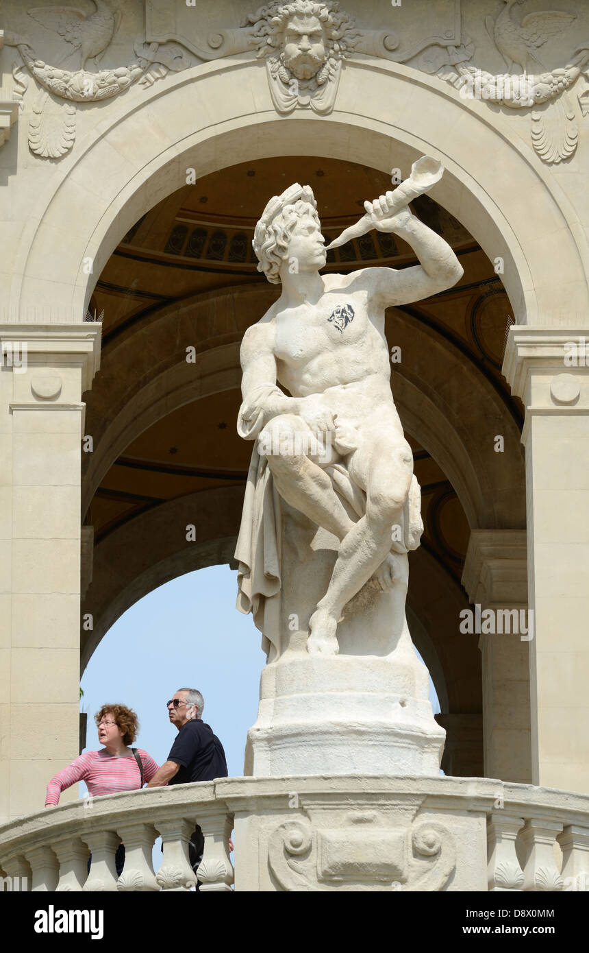 Touristen & Triton Skulpturen Bläst Trumpet auf dem Balkon des Palais Longchamp (1839-1869) oder des Longchamp Palace Marseille Provence France Stockfoto