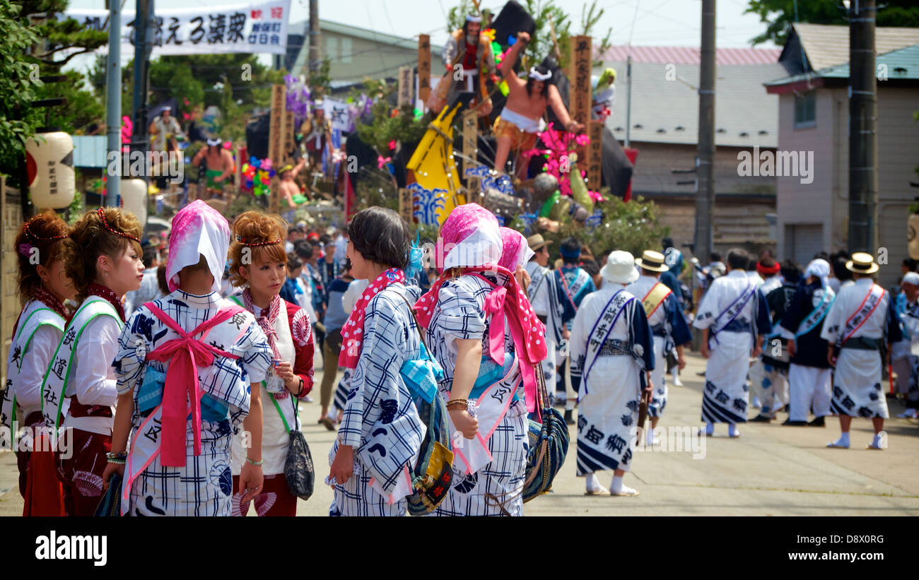 Eine Gruppe von jungen Japanerinnen im Yukata herumstehen mit einem Chit-Chat während des Sommerfestivals. Sie sind Teilnehmer. Stockfoto