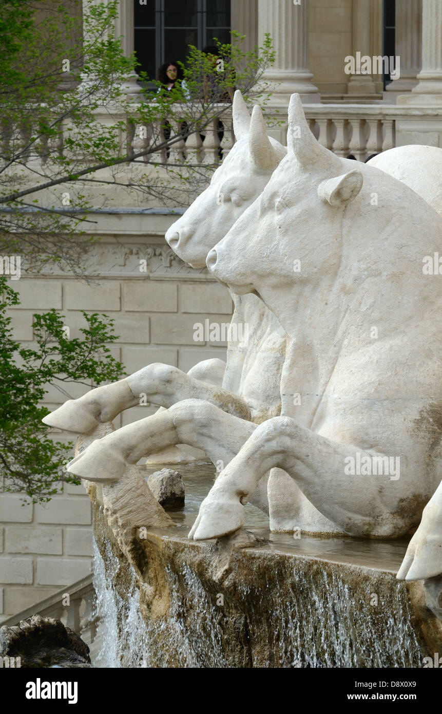 Weiße Camargue Bulls Skulpturen Schmücken den Monumentalen Brunnen des Palais Longchamp oder des Longchamp-Palastes (1939-1869) Marseille Provence Frankreich Stockfoto
