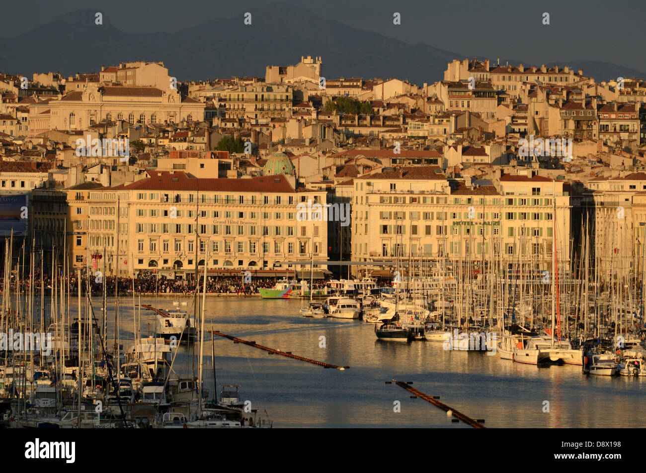 Urbane Skyline und Blick über Den Alten Hafen oder Vieux Port am Quai des Belges in Der Abenddämmerung Marseille Provence Frankreich Stockfoto