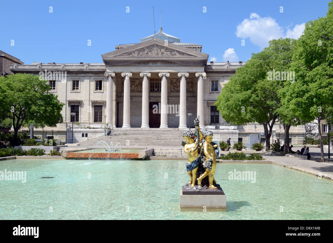 Palais de Justice im neoklassizistischen Stil (1856-1862) oder Die Gerichtshöfe Place Montyon oder Town Square & Zierpool Marseille France Stockfoto