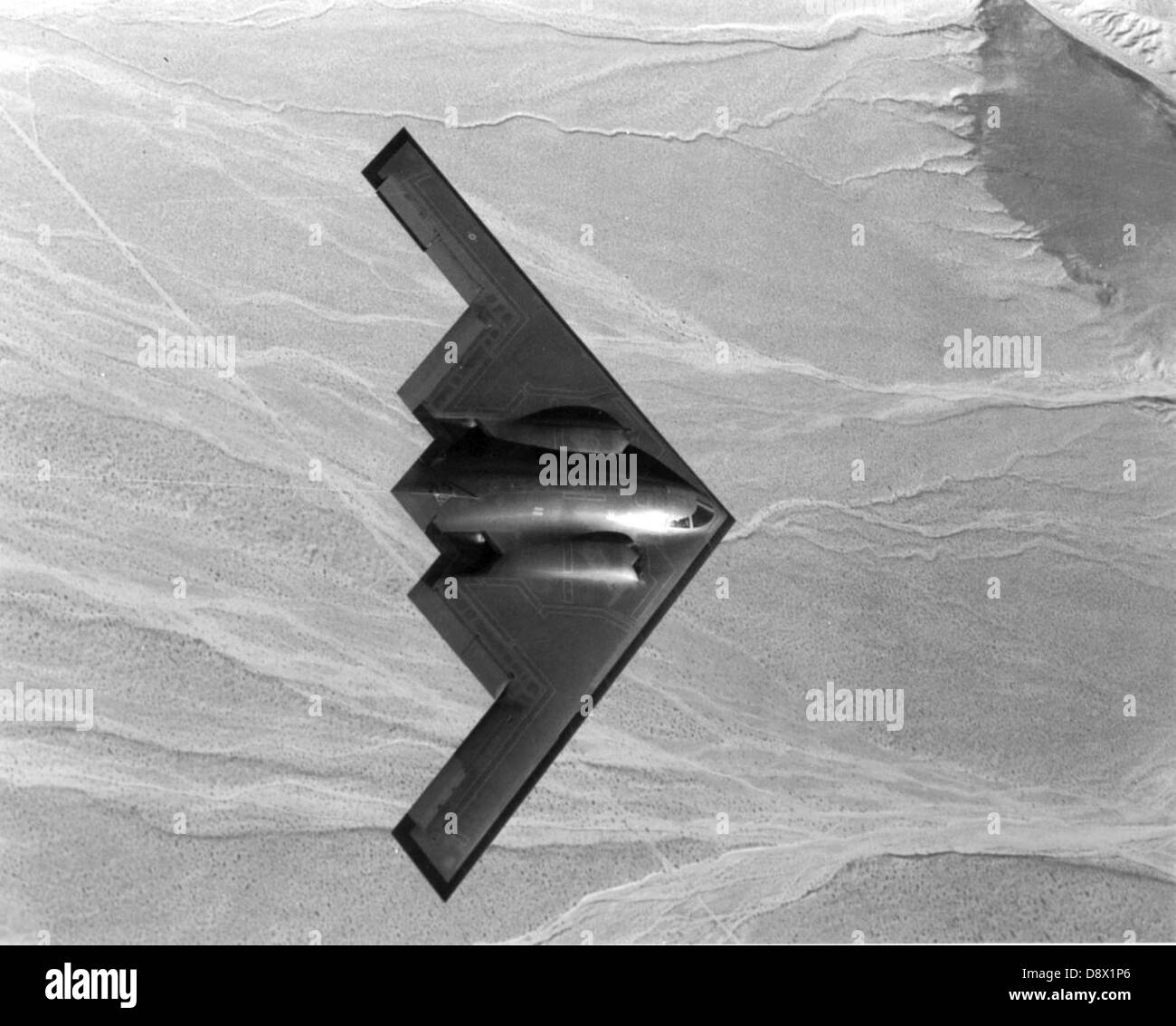 Dieses Foto zeigt den Northrop B-2 Spirit, einen Langstreckenbomber, der von der US-Luftwaffe eingesetzt wird, und hebt sein einzigartiges Design und seine fortschrittlichen Tarnfunktionen hervor. Stockfoto
