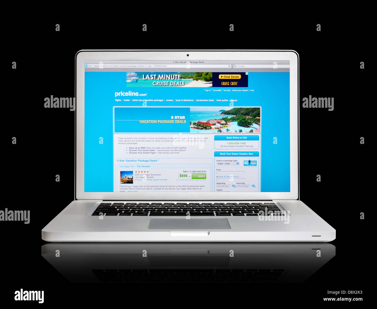 Laptop-Bildschirm zeigt Priceline Website - Angebote Online-Reise Stockfoto