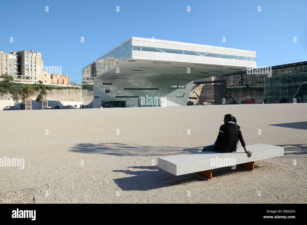 Modernes Ausstellungszentrum und Galerie der Villa Mediterranée von Stefano Boeri & Migrantenpaar Marseille Provence France Stockfoto