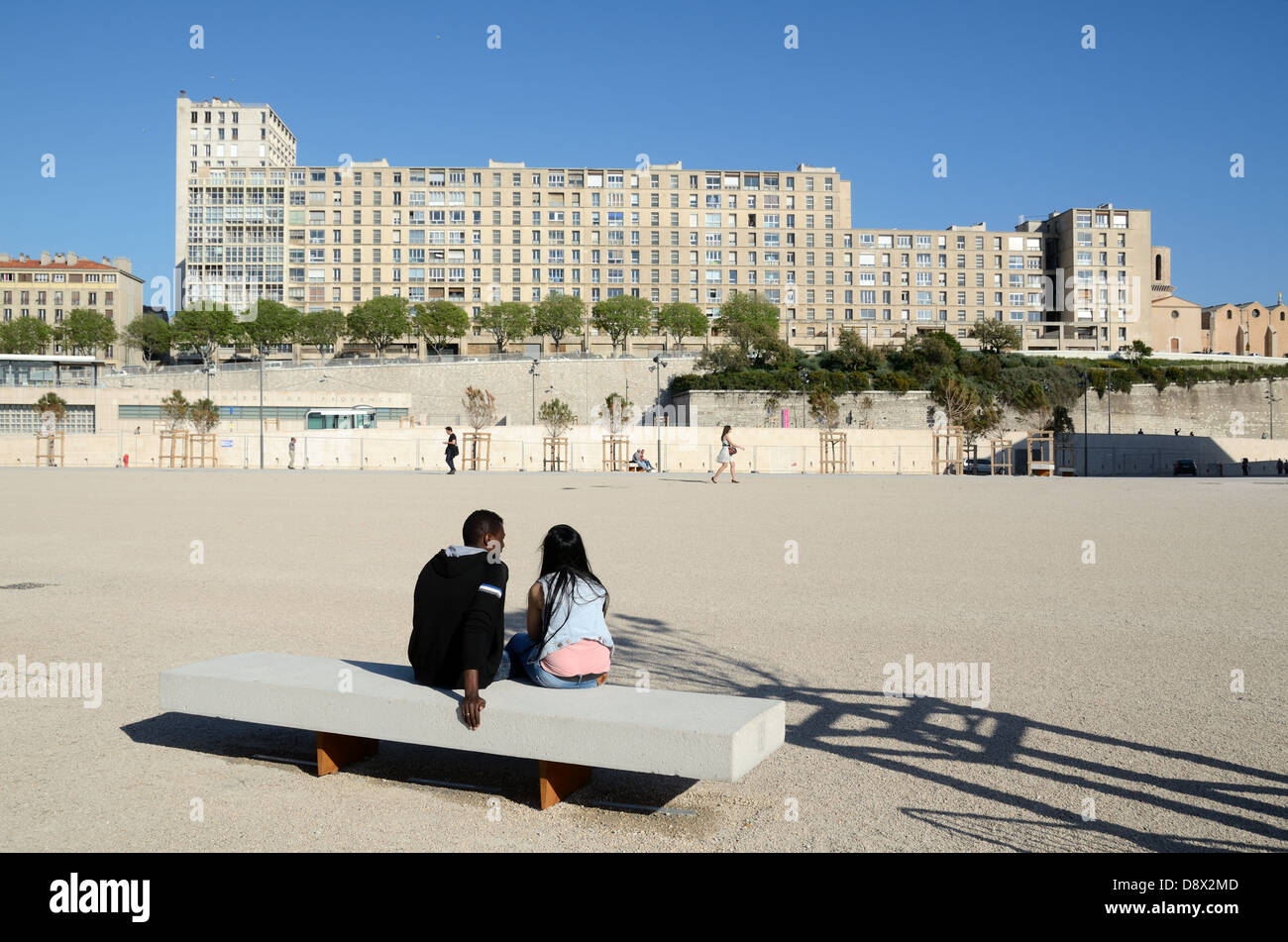 Öffentlicher Wohnungskomplex oder Wohnungsbau La Tourette (1948-1953) von Fernand Pouillon & Einwandererpaar Marseille Provence France Stockfoto