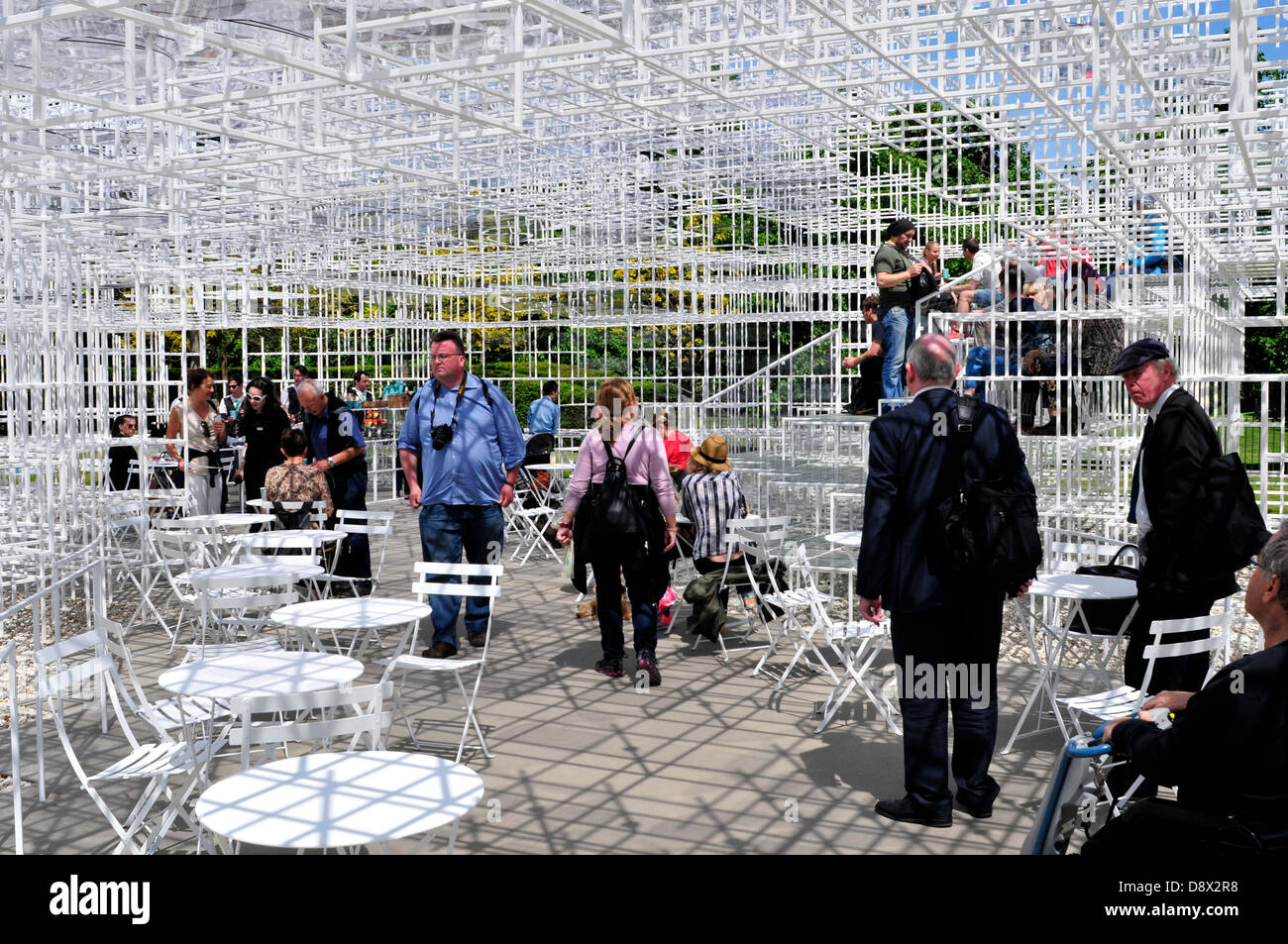 Besucher gehen durch die serpentine Gallery Pavillon, entworfen von Sou Fujimoto. London, Vereinigtes Königreich. Stockfoto