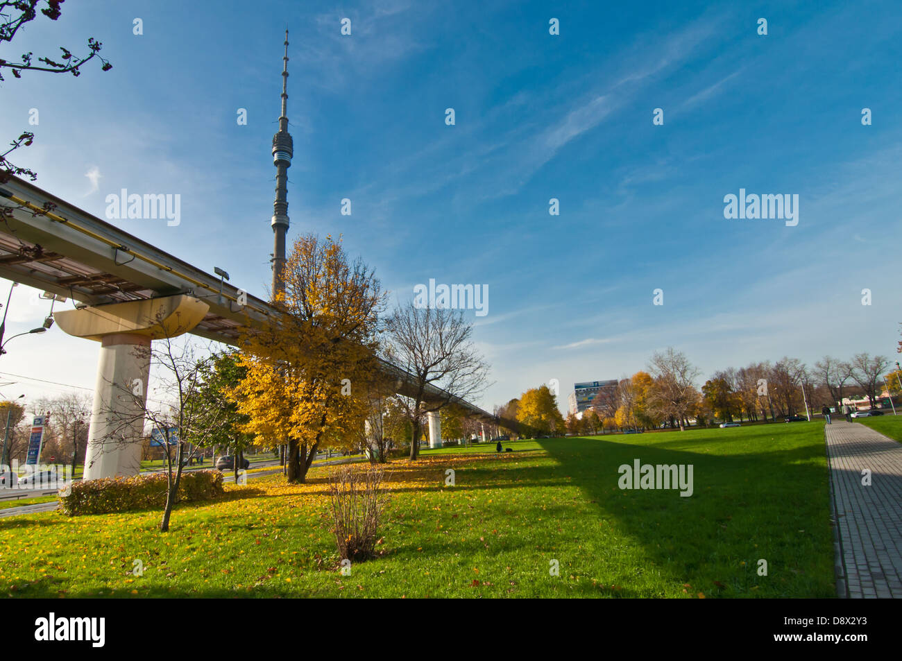Monorail und Ostankino Tower in Moskau Stockfoto
