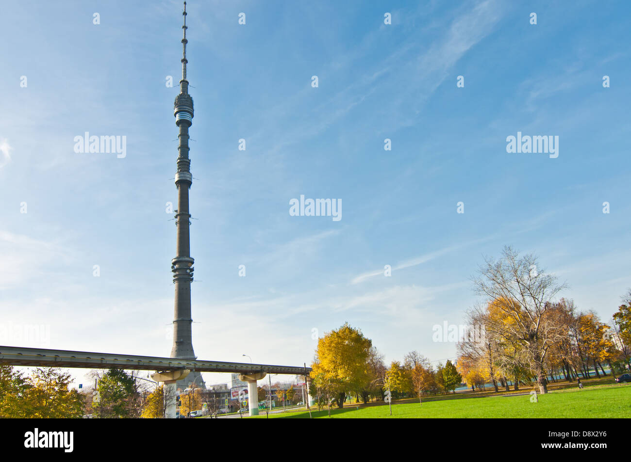 Monorail und Ostankino-Turm Stockfoto