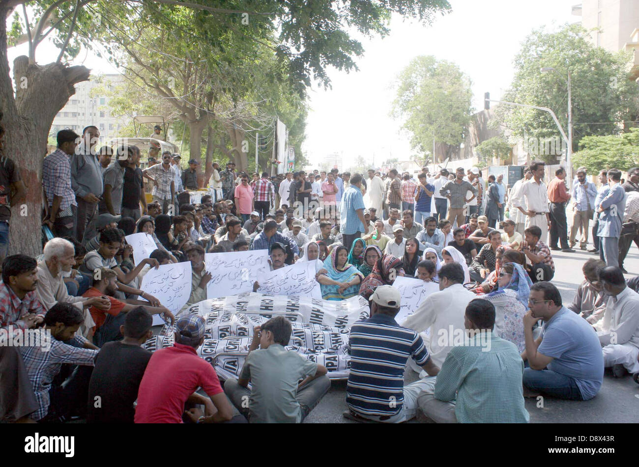 Familien mit vier Personen, wurden entführt, erschossen und dann in Malir Bereich, zusammen mit Leichen geworfen protestieren gegen ihren Verwandten töten während Demonstration vor CM Haus in Karachi auf Mittwoch, 5. Juni 2013. Vier Personen, drei wurden identifiziert als Farhan, Mehtab, bleibt Tauseef während einer nicht identifizierten. Die vier Männer wurden entführt, als sie ihren Weg bis in den frühen Morgenstunden arbeiten gemacht. Drei Personen wurden getötet, während man noch zu Lebzeiten geworfen wurde aber schwer verletzt. Stockfoto