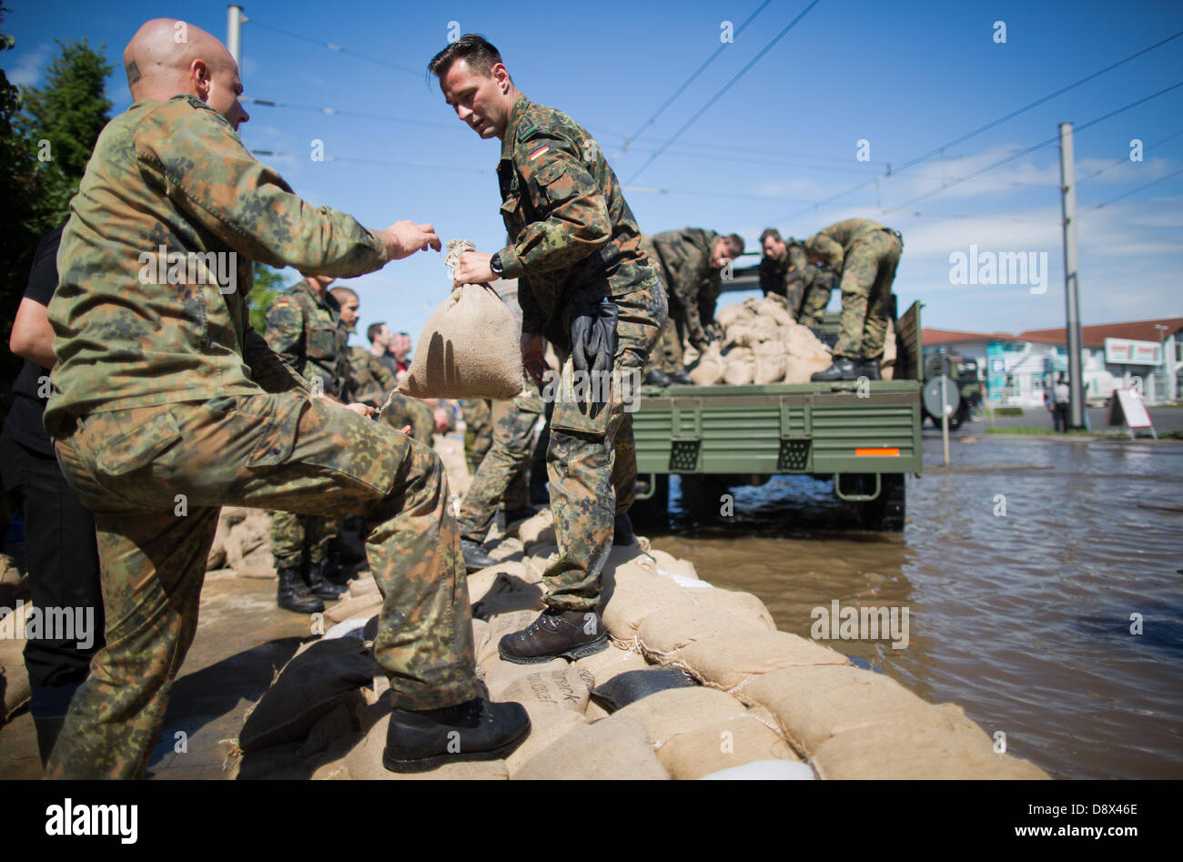 Dresden, Deutschland. 5. Juni 2013. Soldaten und Freiwilligen bauen einen Damm gemacht von Sandsäcken in Dresden, Deutschland, 5. Juni 2013. Foto: MICHAEL KAPPELER/Dpa/Alamy Live News Stockfoto