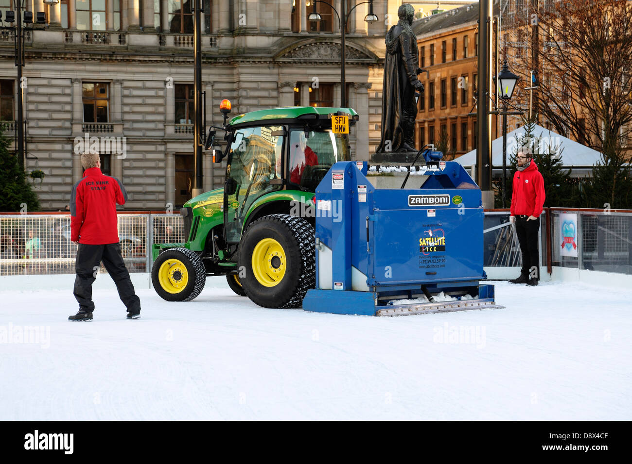 Ein Zamboni-Eis-Resurfacer wird verwendet, um eine Freiluftlaufbahn, George Square, Glasgow City Centre, Schottland, Großbritannien zu pflegen Stockfoto