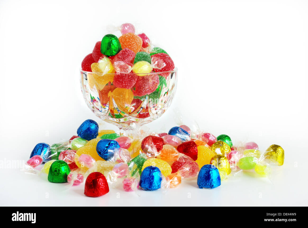 Verschiedene bunte Bonbons und Süßigkeiten in Kunststoff Verpackungen Stockfoto