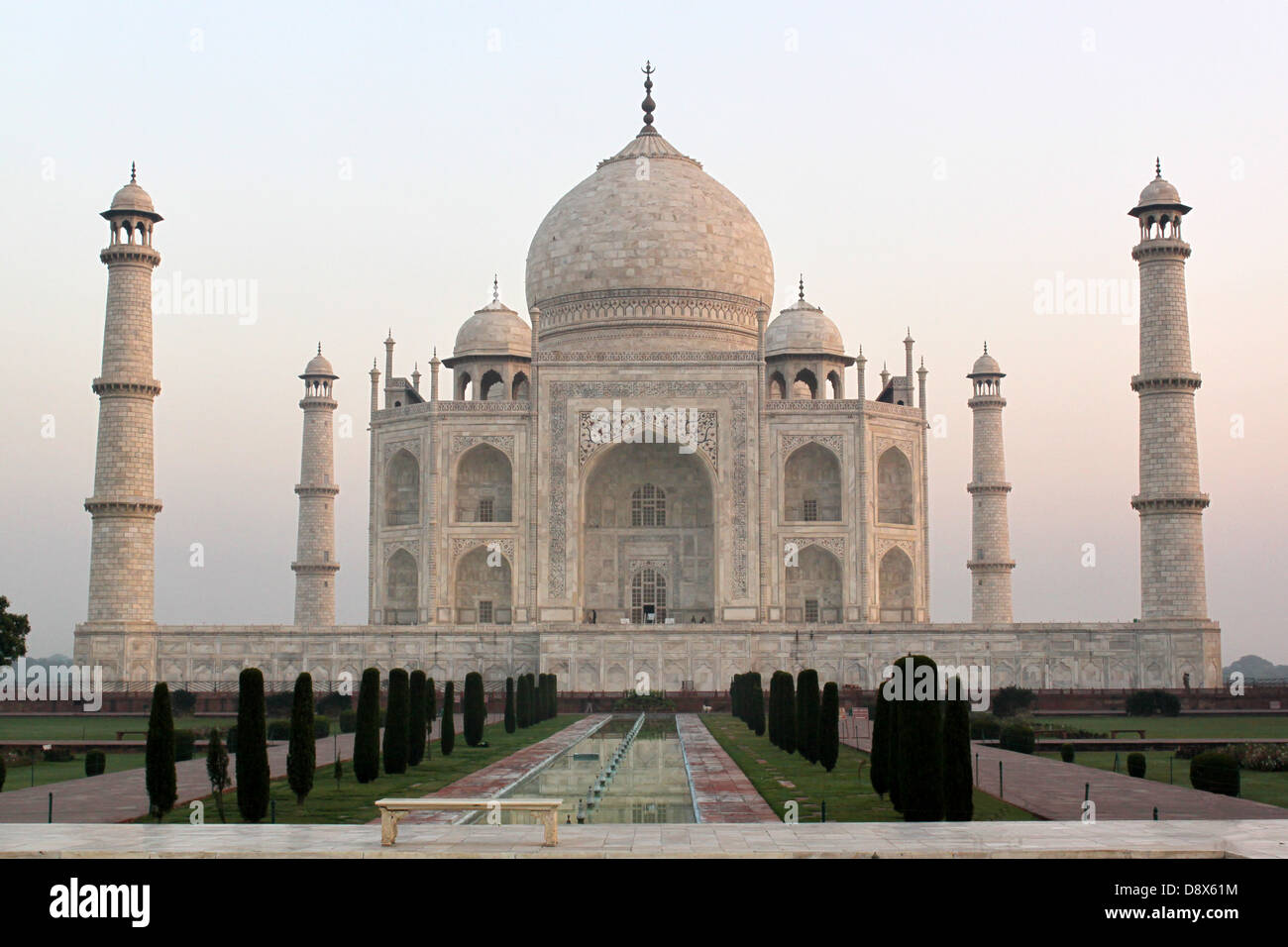 Sunrise-Blick auf das Taj Mahal, UNESCO-Weltkulturerbe, Agra, Uttar Pradesh Indien Stockfoto
