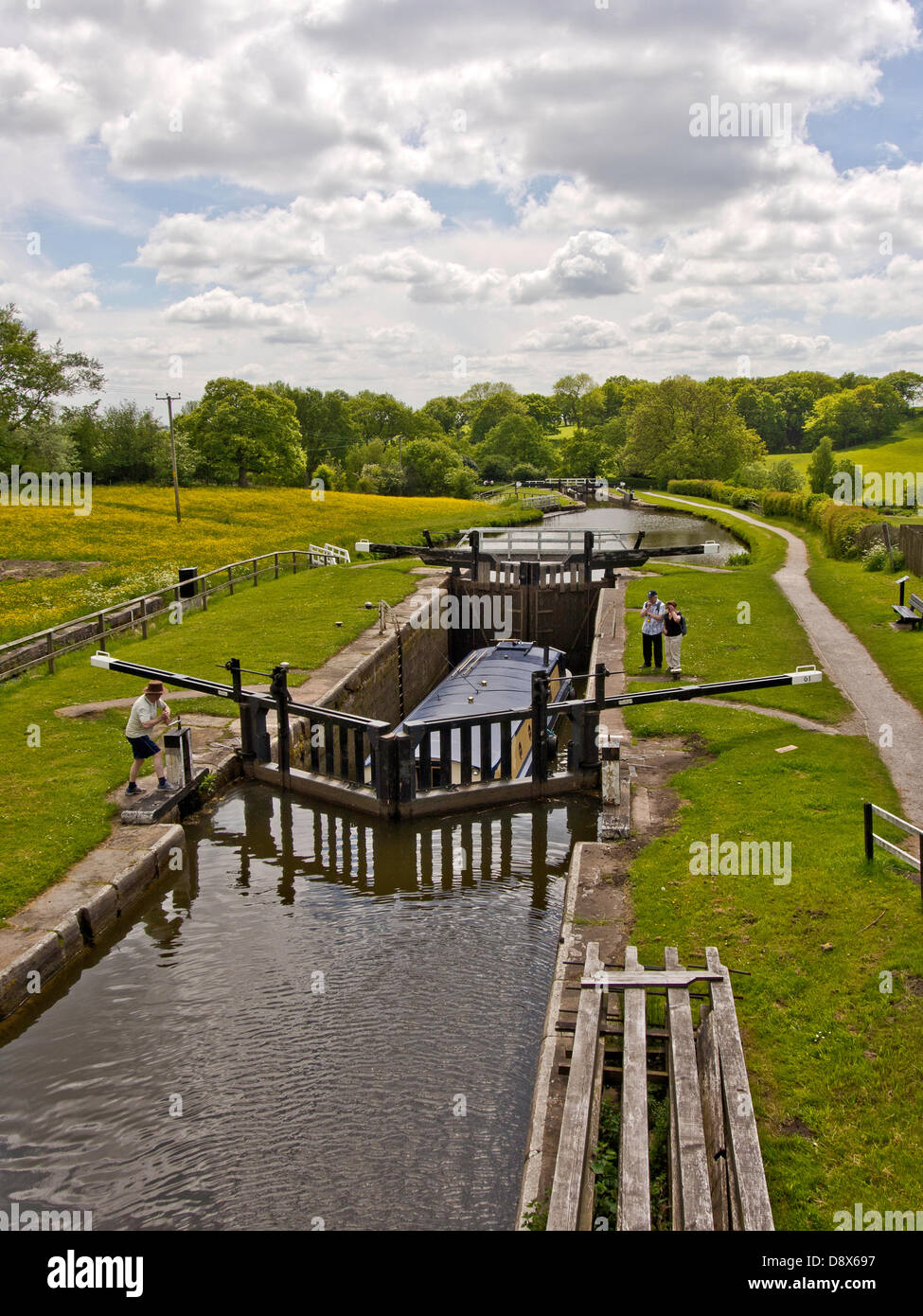 Chorley, Lancashire, UK. 5. Juni 2013. Einsamer Binnenschiffer genießen das heiße Sommerwetter auf die Leeds Liverpool Canal heute nahe Chorley, Lancashire, UK Kredit: Sue Burton/Alamy Live News Stockfoto