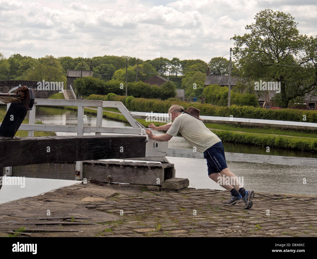 Chorley, Lancashire, UK. 5. Juni 2013. Einsamer Binnenschiffer genießen das heiße Sommerwetter auf die Leeds Liverpool Canal heute nahe Chorley, Lancashire, UK Kredit: Sue Burton/Alamy Live News Stockfoto