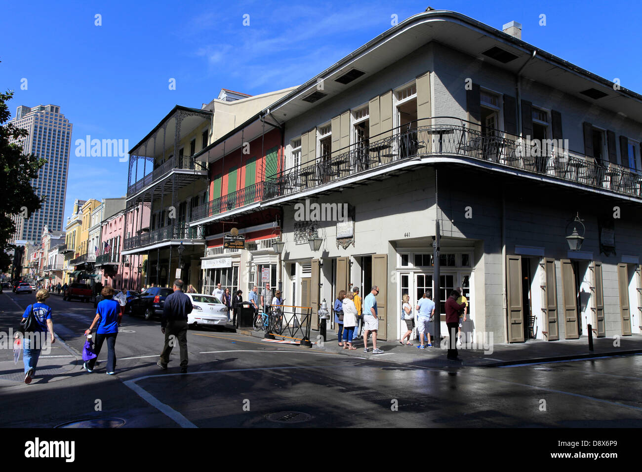 Straßenszene in Saint Louis St im French Quarter von New Orleans. In der Regel für das French Quarter sind die historischen Gebäude, verfügen, die die Wurzeln aus der französischen Besiedlung.  Foto: Klaus Nowottnick Datum: 22. April 2013 Stockfoto