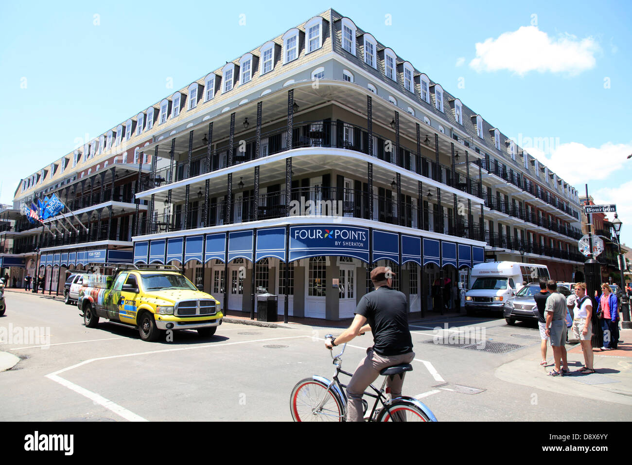 Hotel Four Points in der Bourbon Street im French Quarter von New Orleans. In der Regel für das French Quarter sind die historischen Gebäude, verfügen, die die Wurzeln aus der französischen Besiedlung.  Foto: Klaus Nowottnick Datum: 22. April 2013 Stockfoto