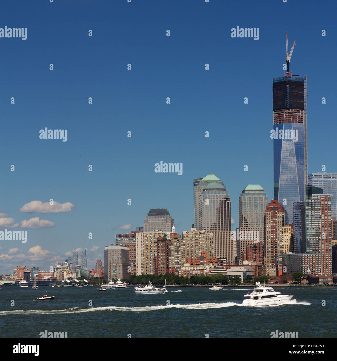 Abschnitt auf die Skyline von Manhattan, New York, NY, USA, am Battery Park mit der Freedom Tower im Bau. Stockfoto